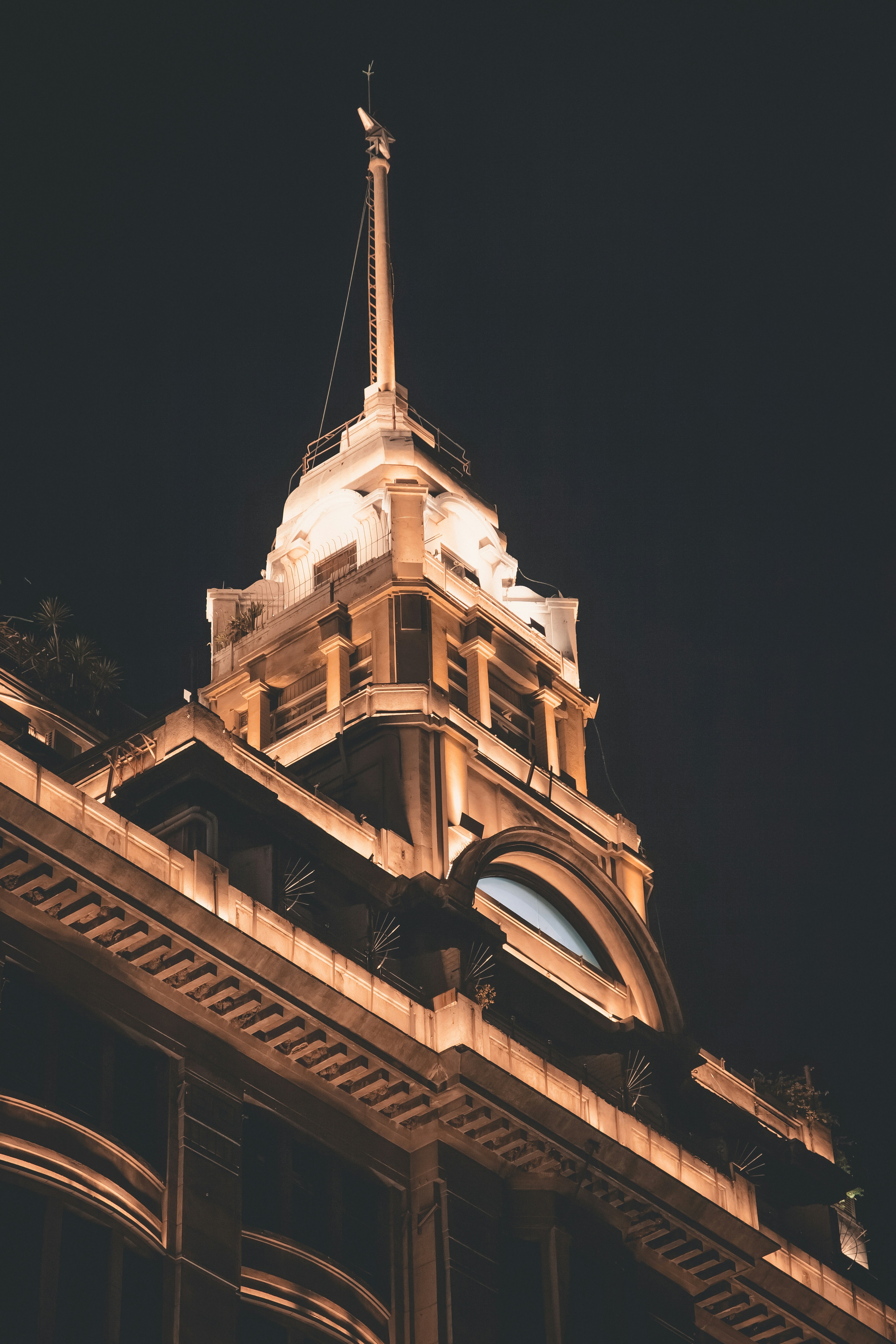 Ein hohes Gebäude mit einer Uhr auf der Spitze