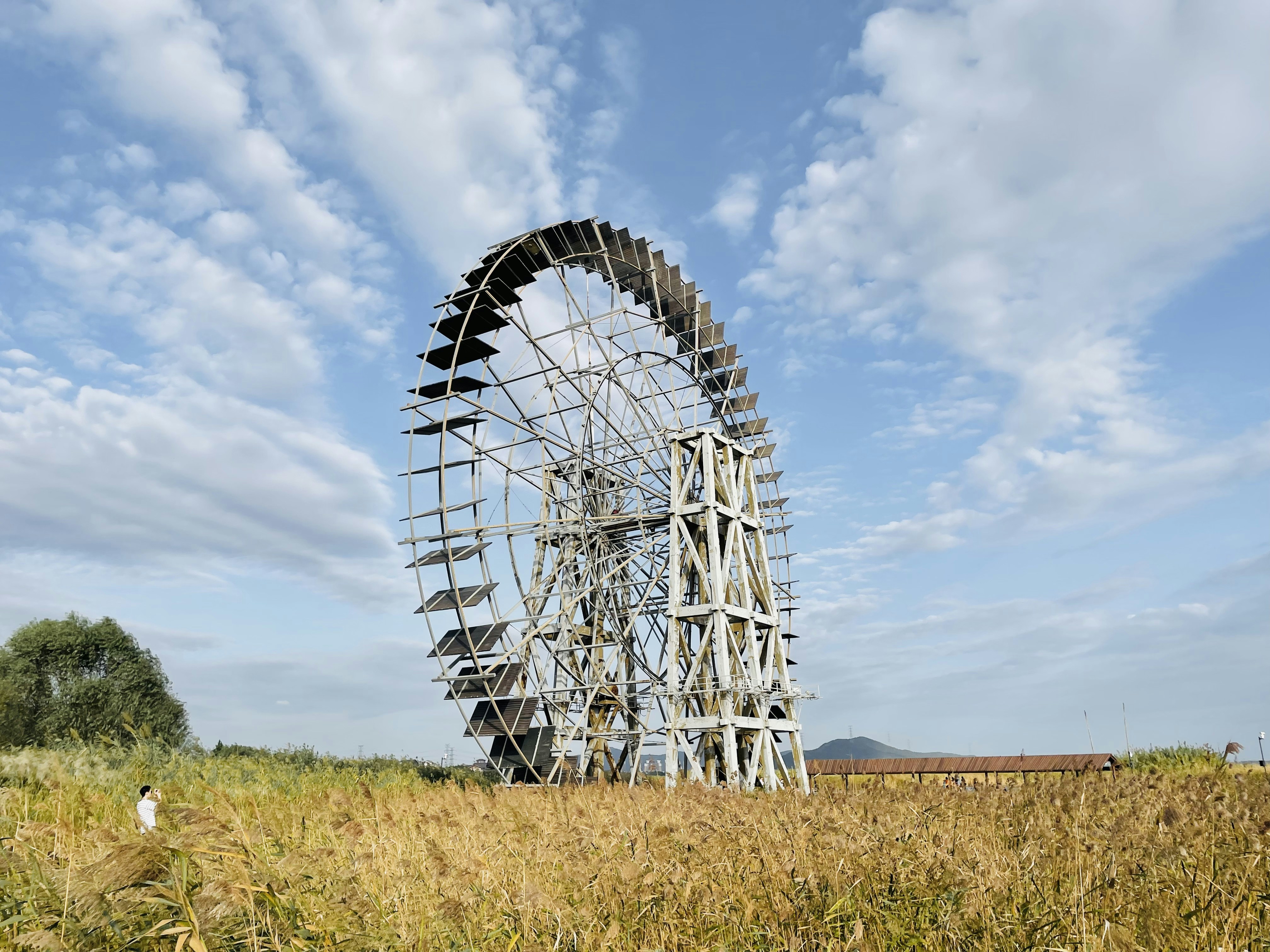 畑の真ん中にある大きな金属構造物