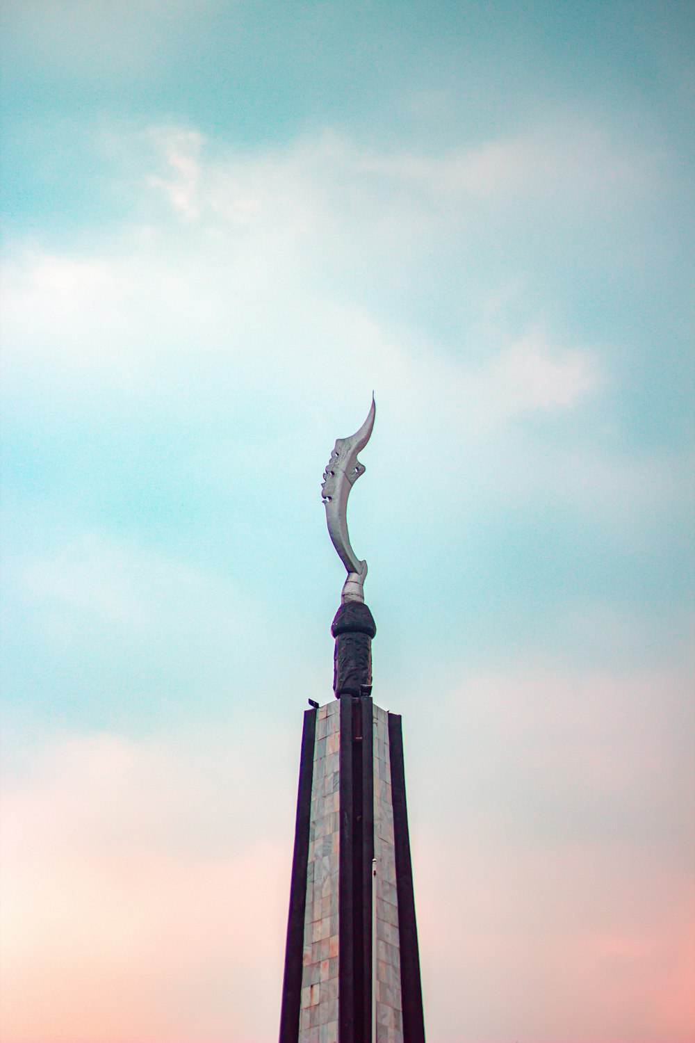 una torre dell'orologio con una statua in cima