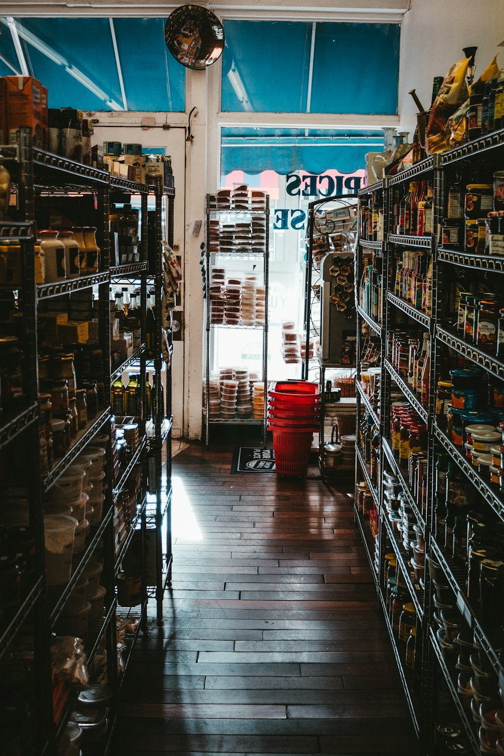 Un negozio pieno di molti scaffali pieni di cibo