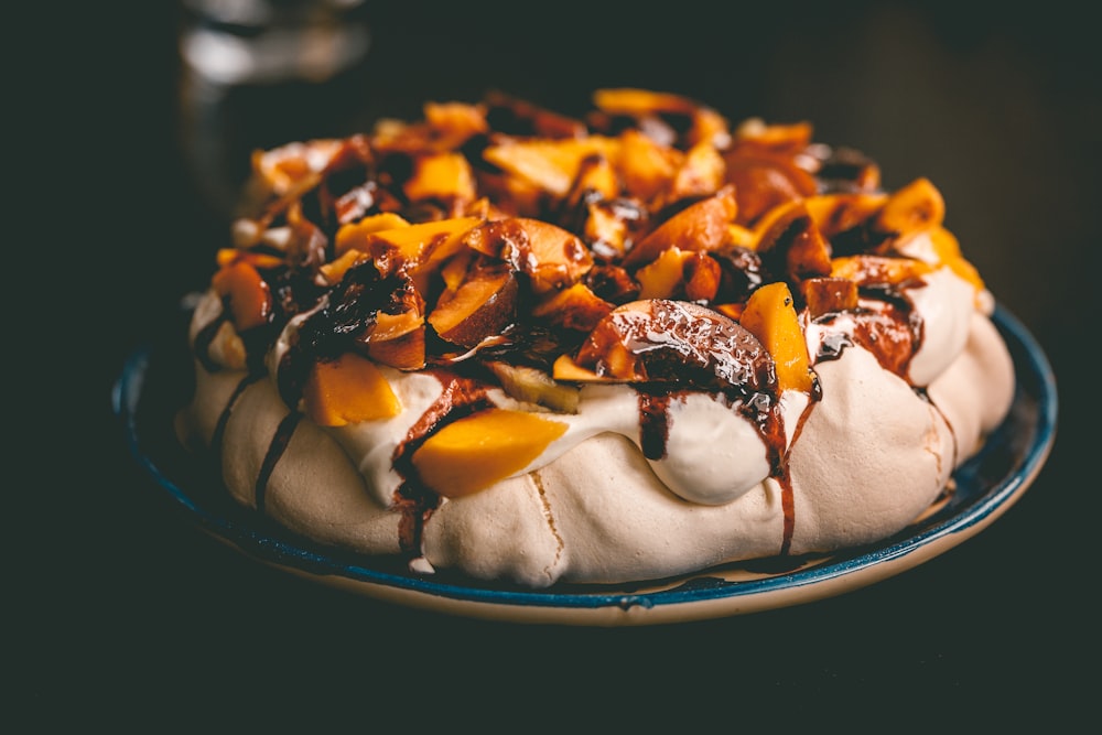 un dessert avec des fruits et du chocolat arrosés sur le dessus