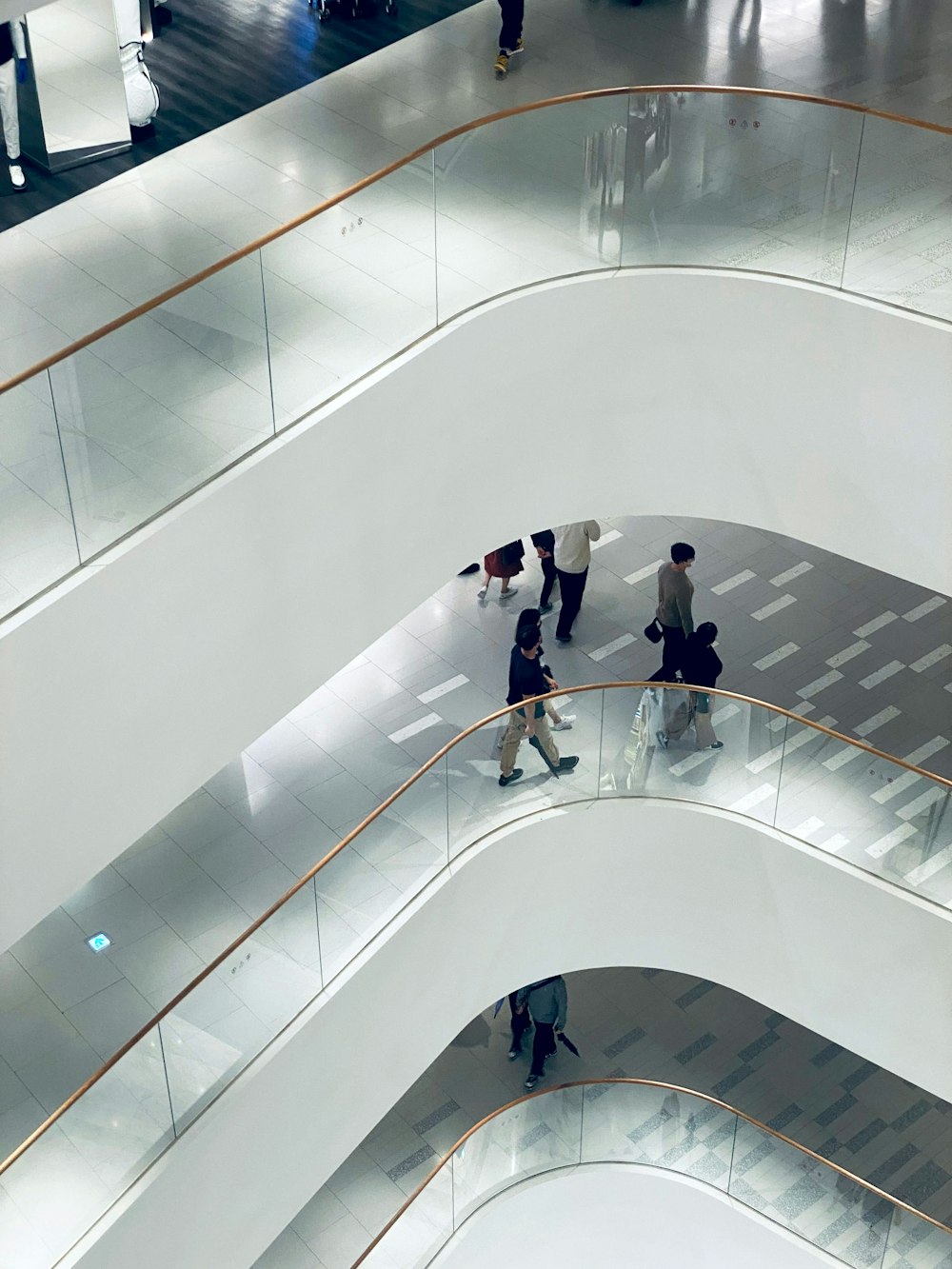 um grupo de pessoas descendo um conjunto de escadas