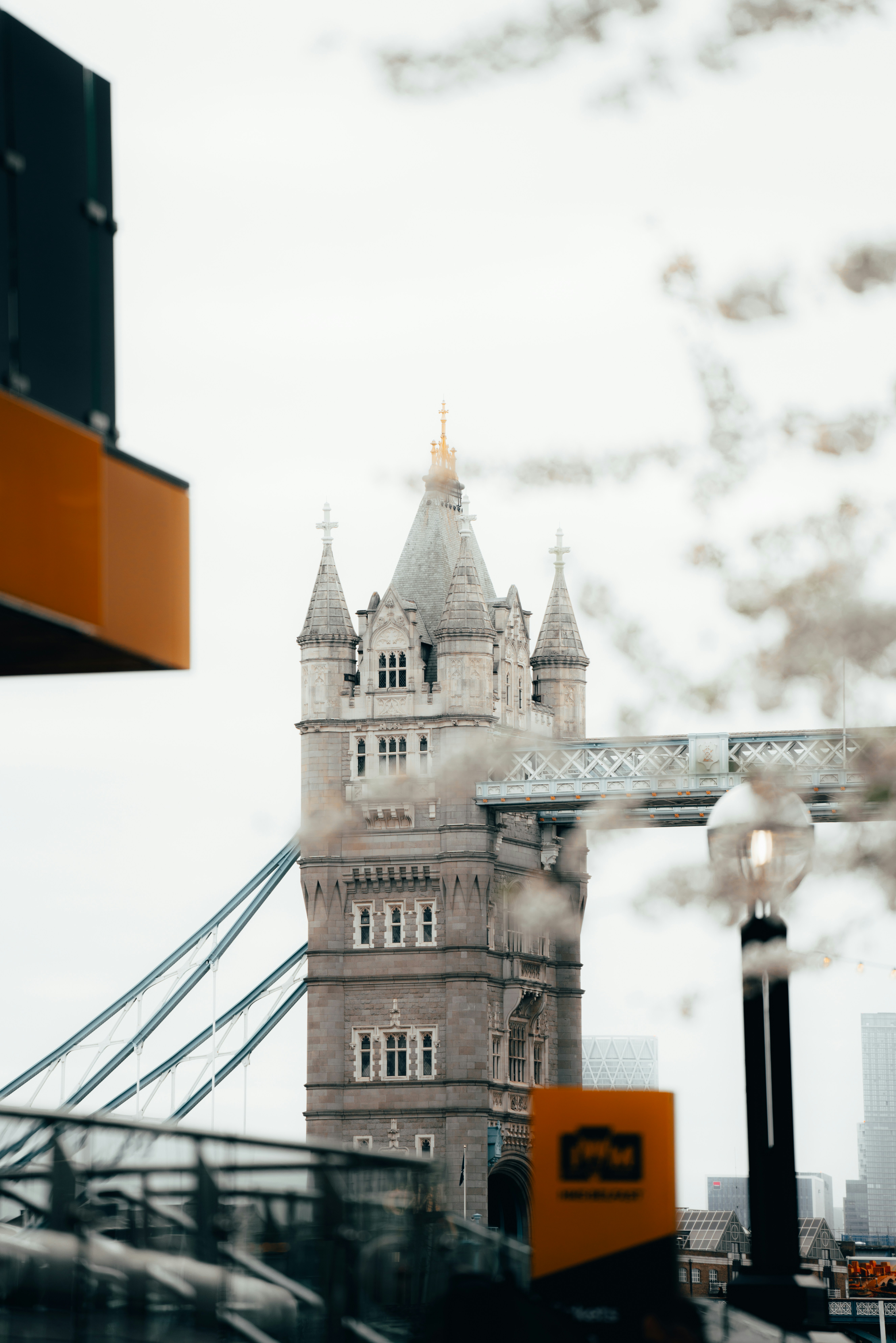 une vue du Tower Bridge à travers une fenêtre