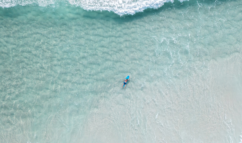 Un hombre montando una ola en una tabla de surf en el océano