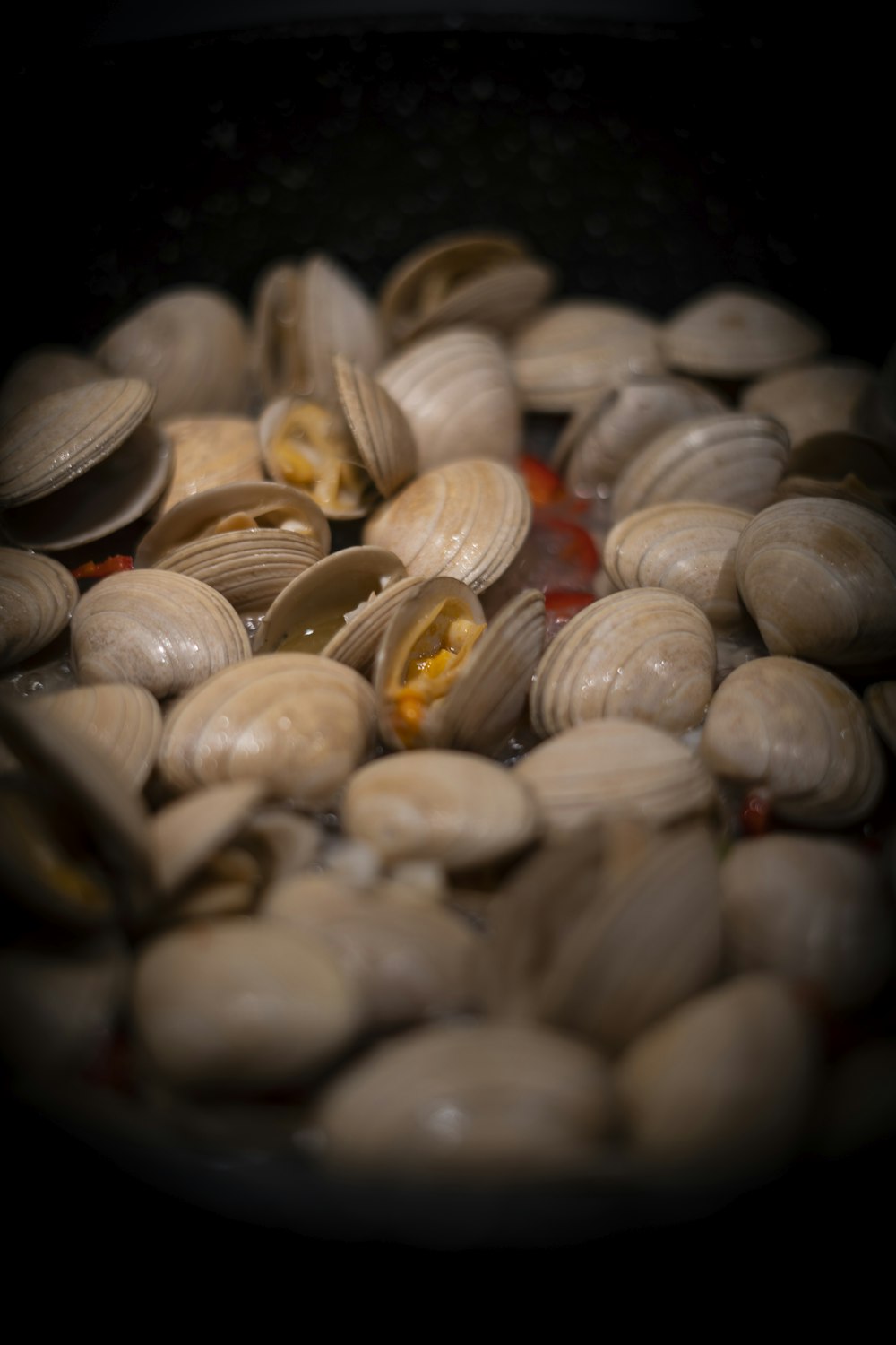 Ein Haufen Venusmuscheln in einer Pfanne auf einem Herd