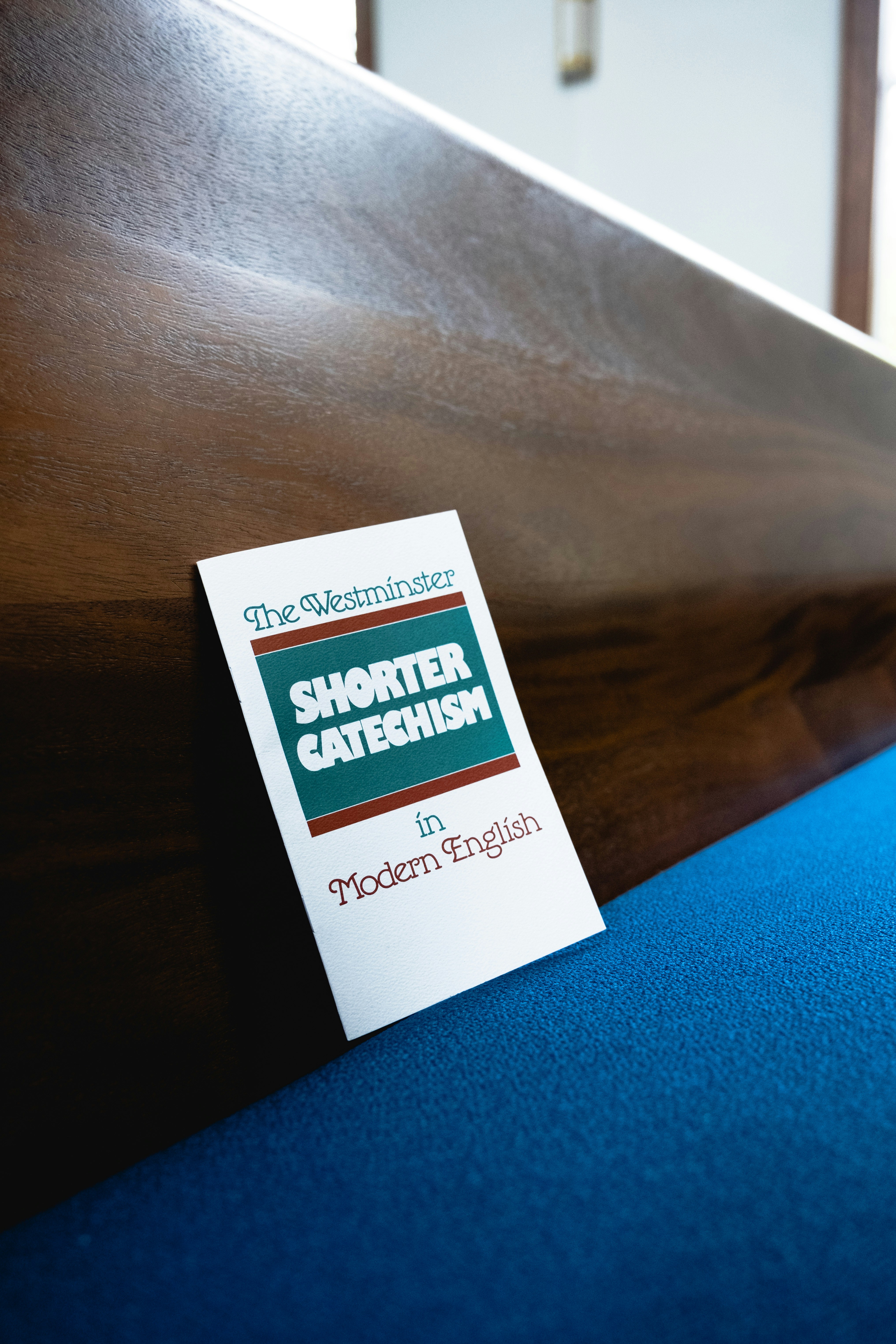 a sign that is on the side of a bed