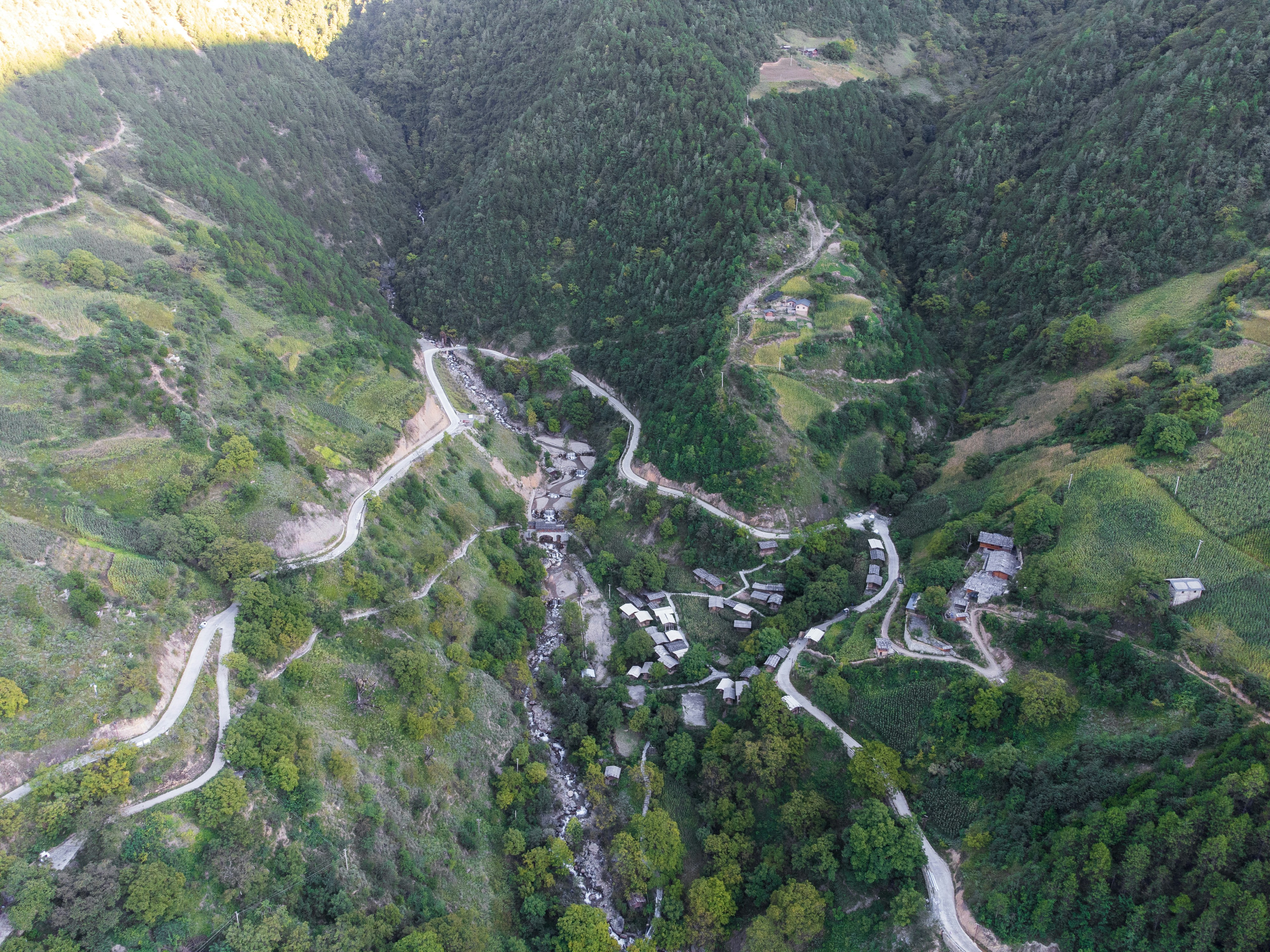 pemandangan udara jalan berkelok-kelok di pegunungan