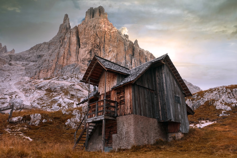ein altes Holzgebäude mit einem Berg im Hintergrund