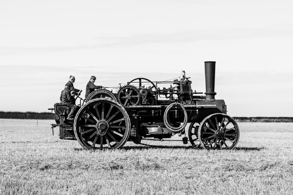 Una foto in bianco e nero di un uomo alla guida di un trattore