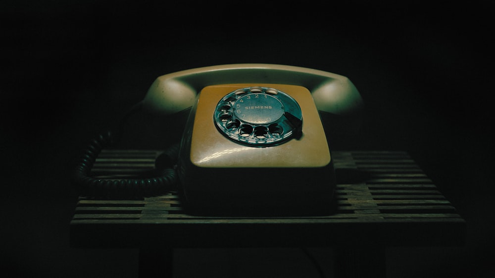Un teléfono anticuado sentado en una mesa