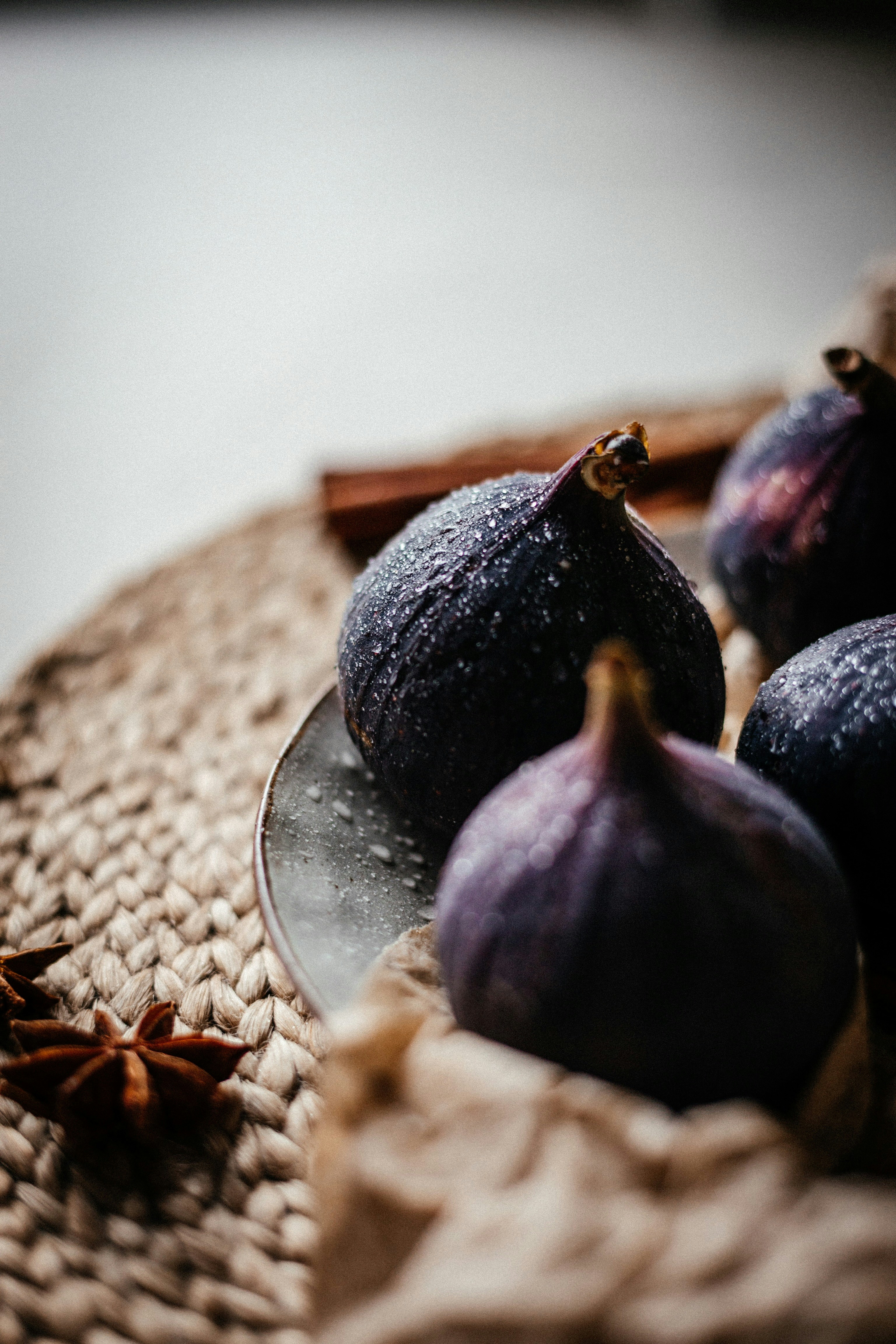 great photo recipe,how to photograph some figs are on a plate on a table