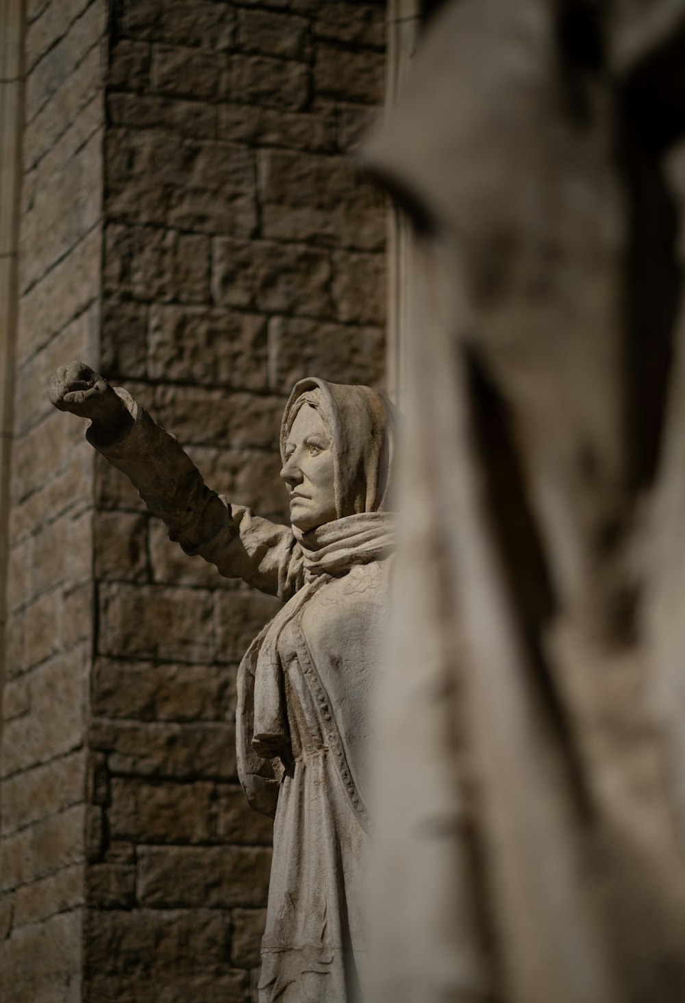 eine Statue einer Frau, die ein Stück Brot hält