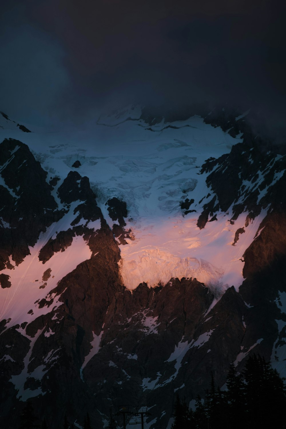 Une montagne couverte de neige au coucher du soleil