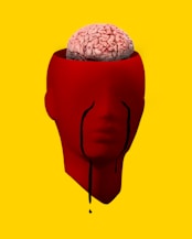 Cabeza diseñada en digital llorando con lagrimas negras y mostrando su cerebro en un fondo amarillo