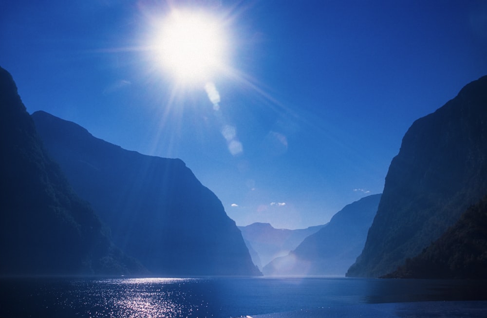 Il sole splende luminoso su una catena montuosa