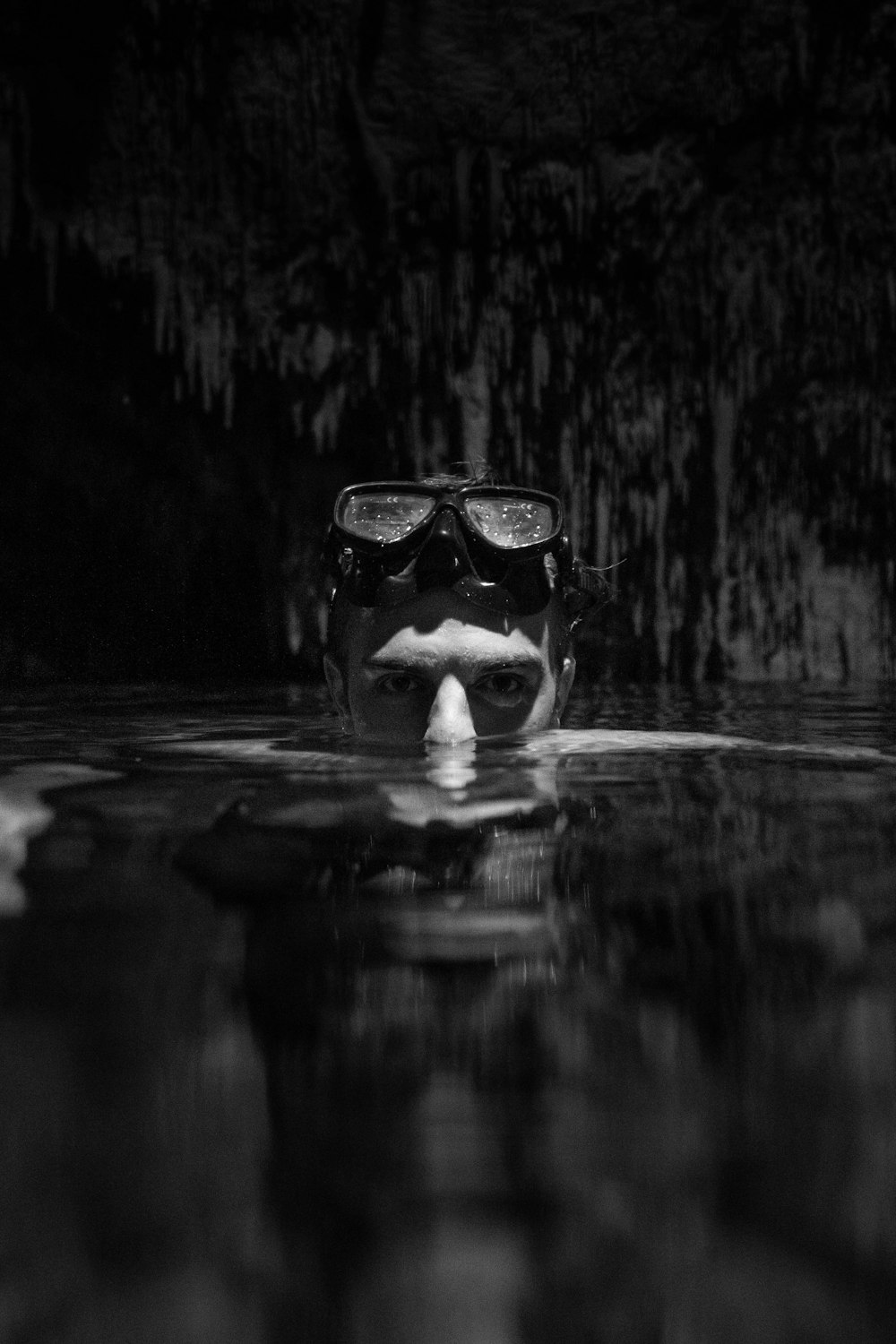 ein Schwarz-Weiß-Foto einer Person mit Maske und Schutzbrille