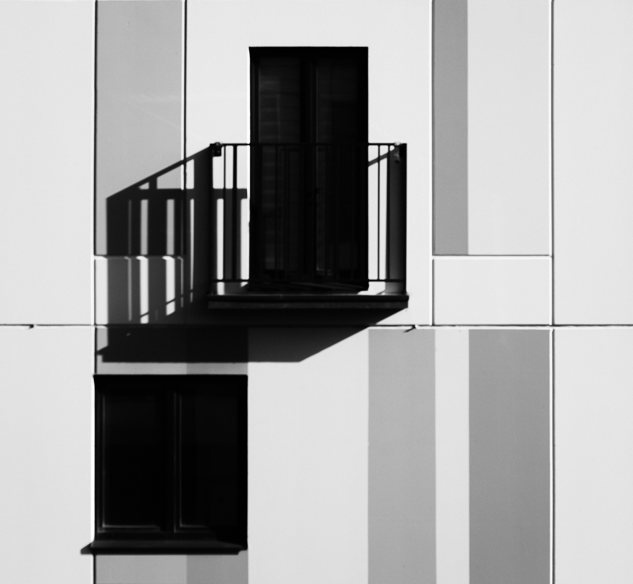 バルコニー付きの建物の白黒写真