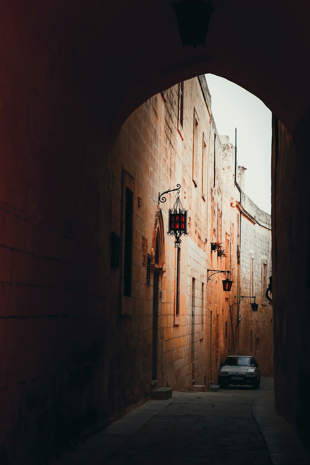 a car is parked in an alley between two buildings