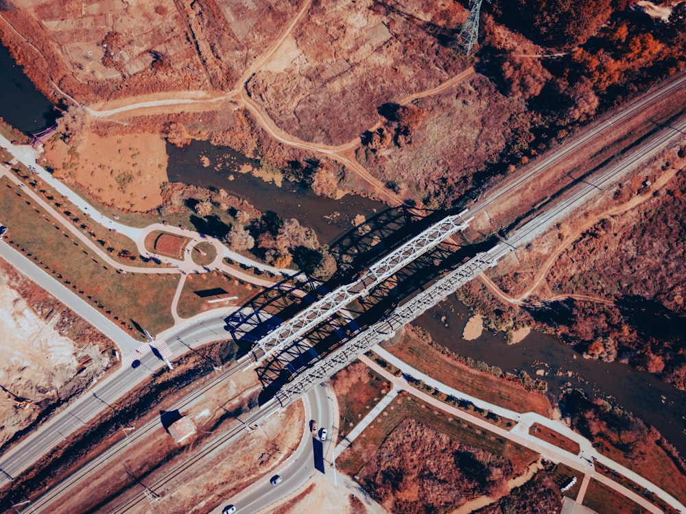 Una vista aérea de un puente sobre un río