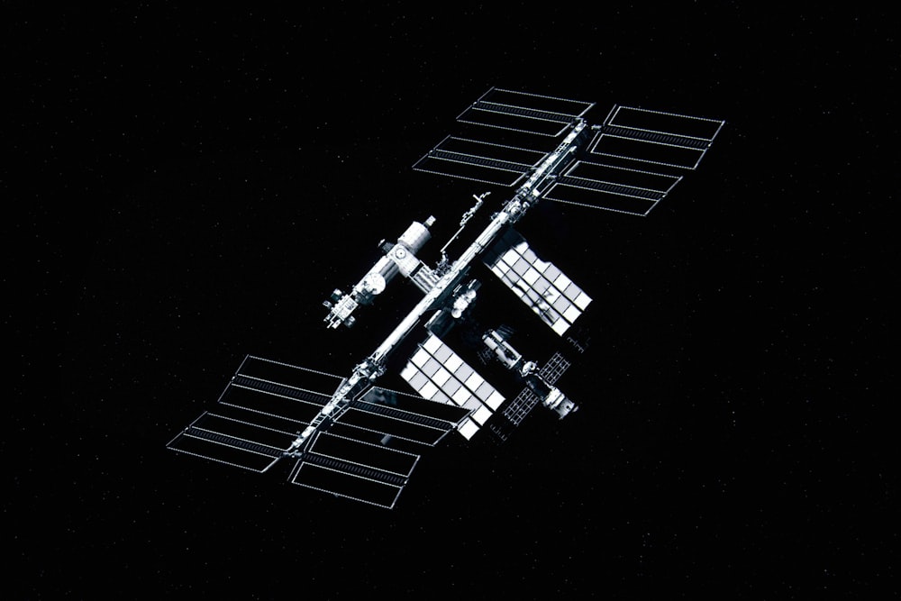 Eine Raumstation mitten in der Nacht