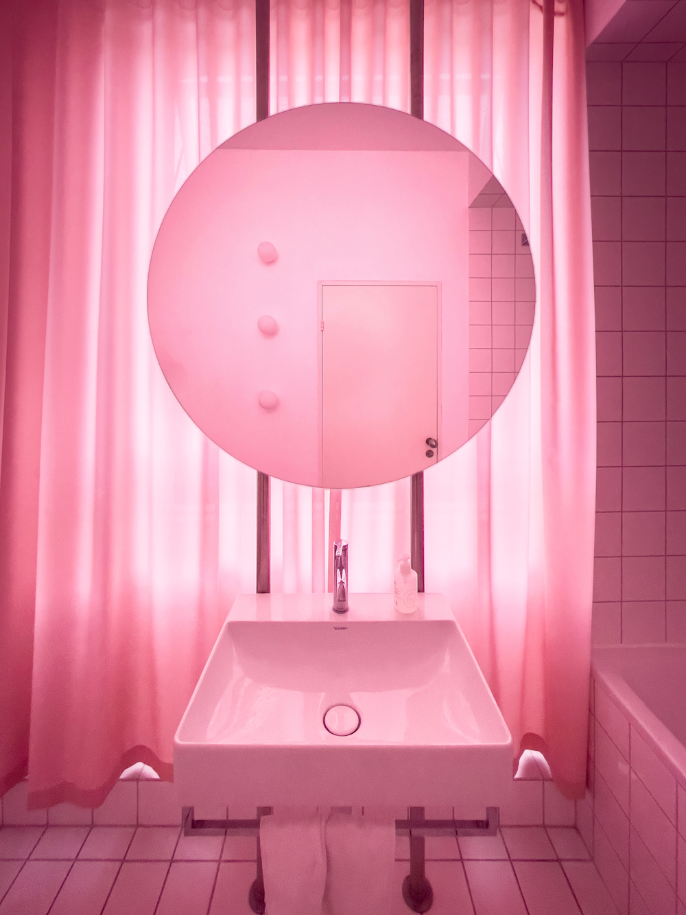 un bagno con lavabo, specchio e vasca