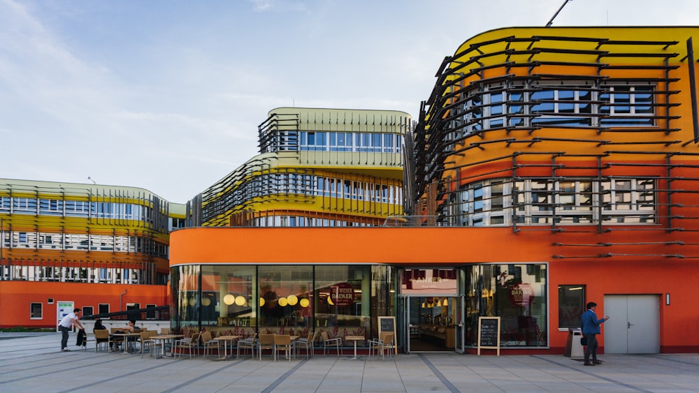 ein großes orangefarbenes Gebäude mit vielen Fenstern