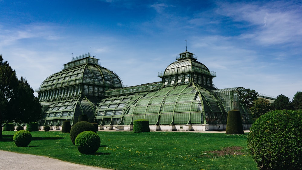 Ein großes grünes Gebäude mit vielen Fenstern