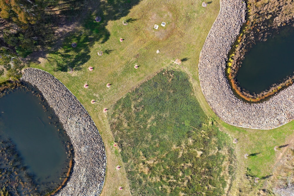 una vista de pájaro de un poco de agua y tierra