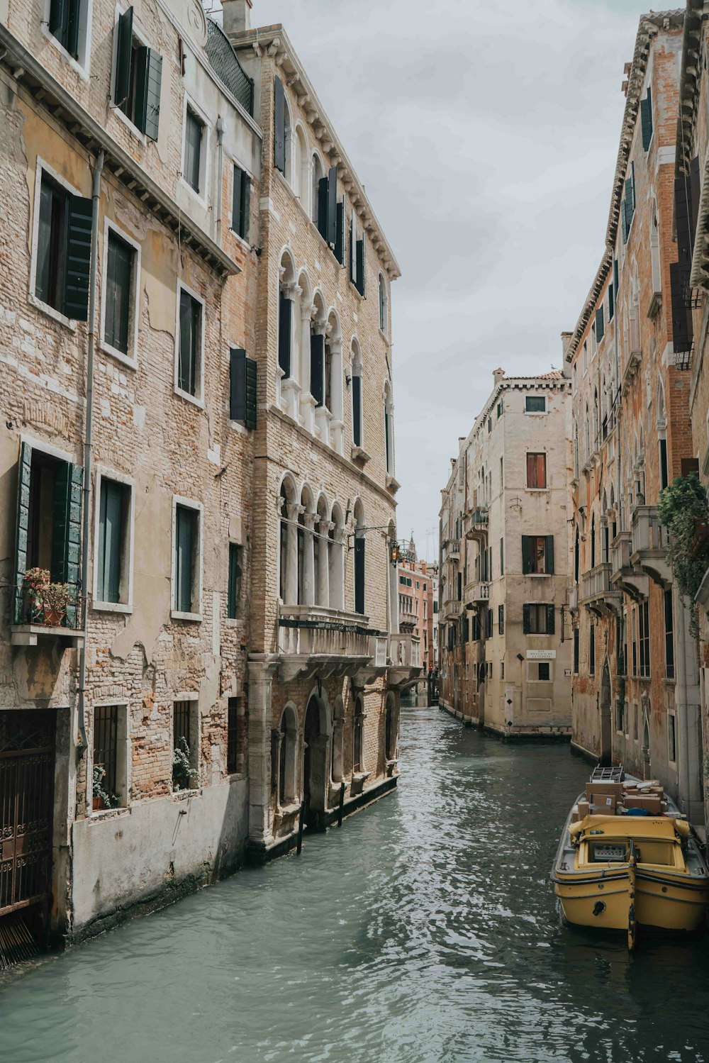 a boat is in the water between two buildings