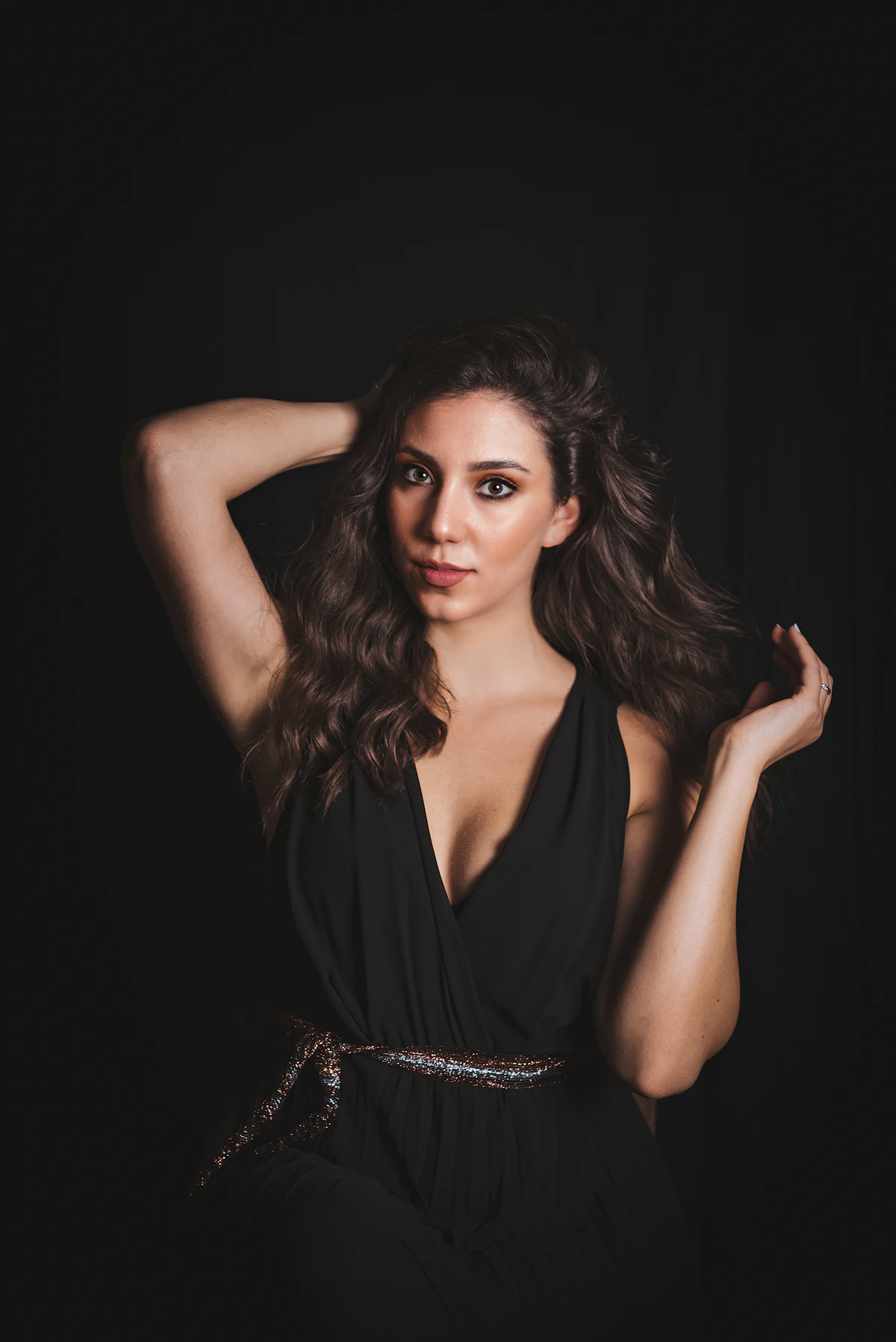 Retrato editorial de una modelo con vestido negro, imagen de apoyo de Unsplash