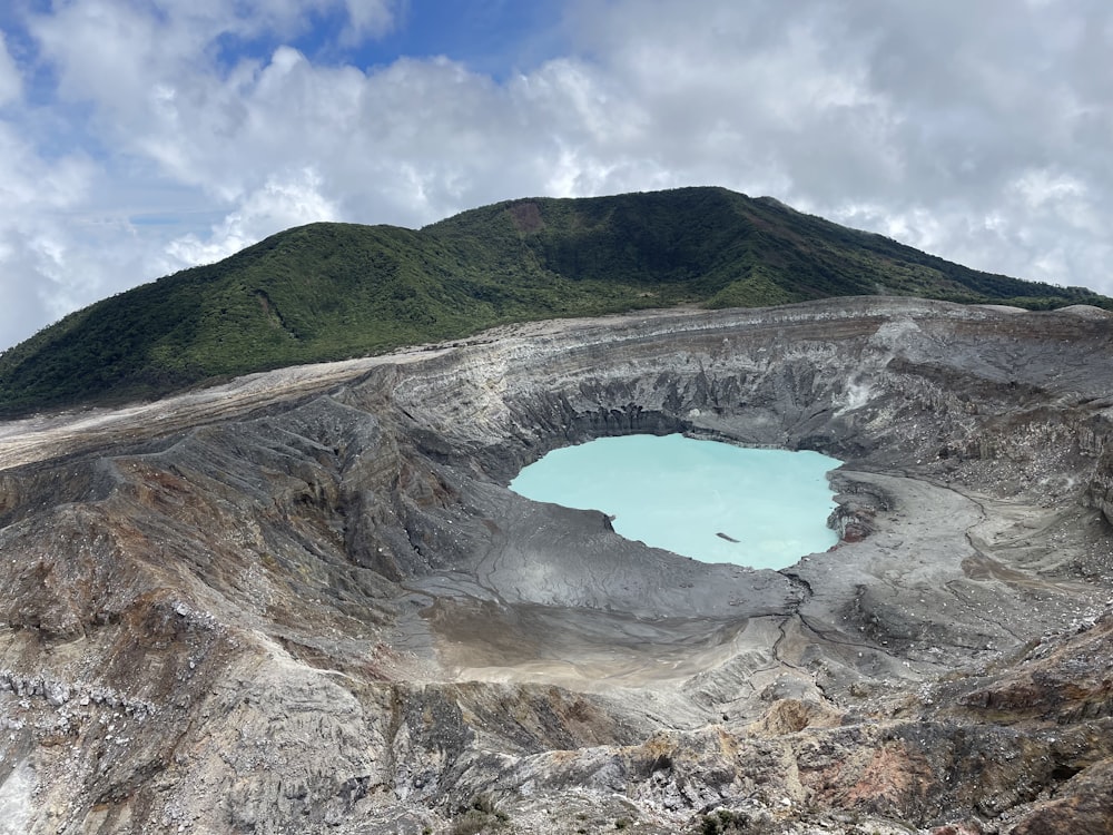 Un gran cráter en medio de una montaña