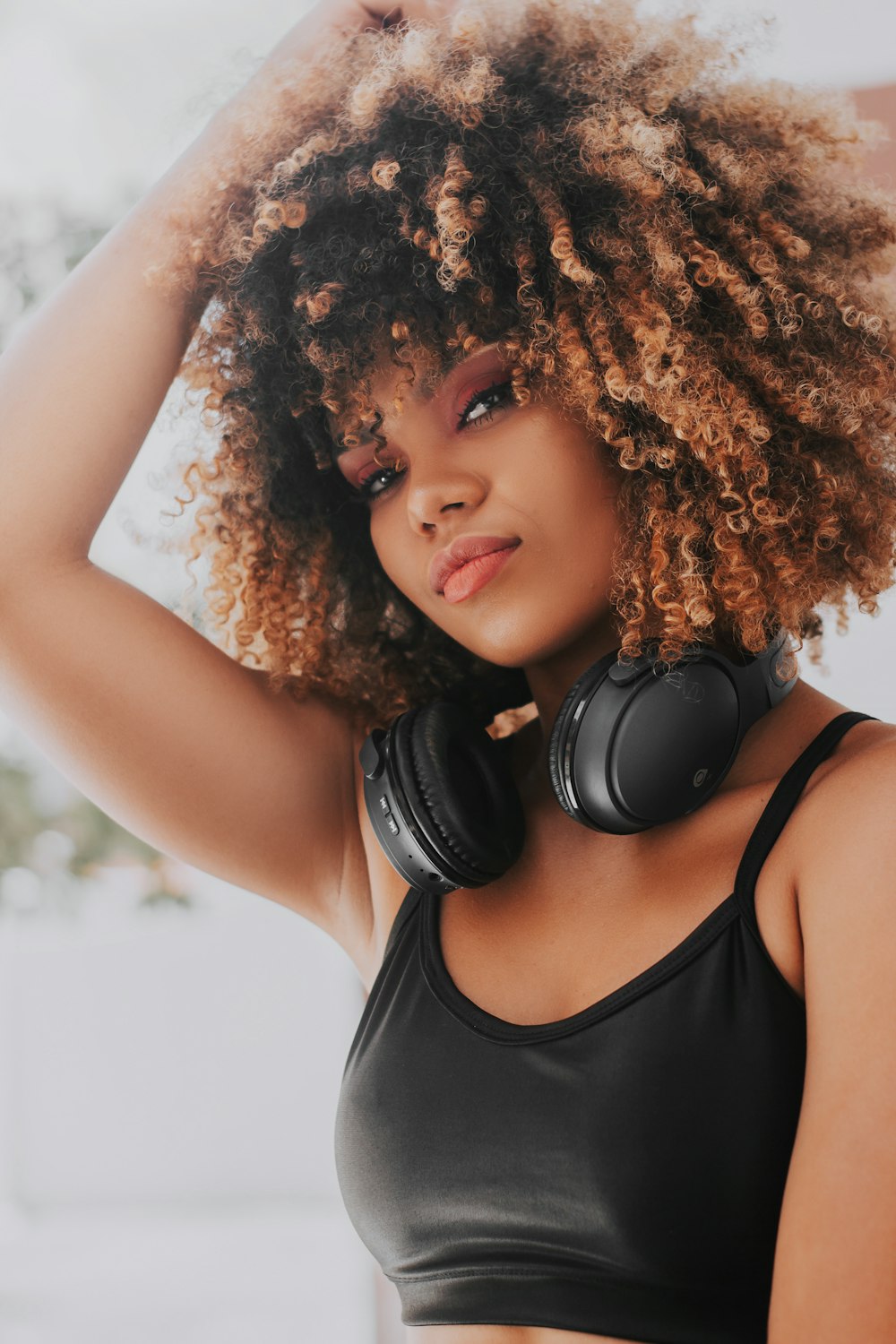 Une femme aux cheveux afro portant des écouteurs