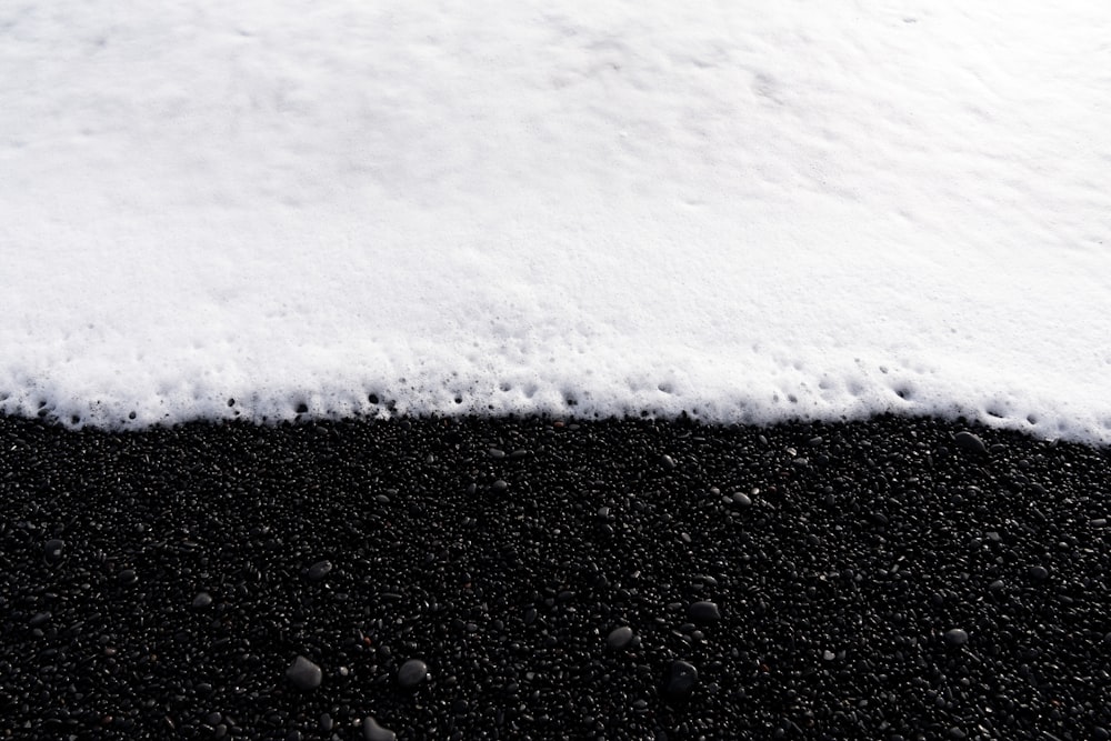Une photo en noir et blanc de neige au sol