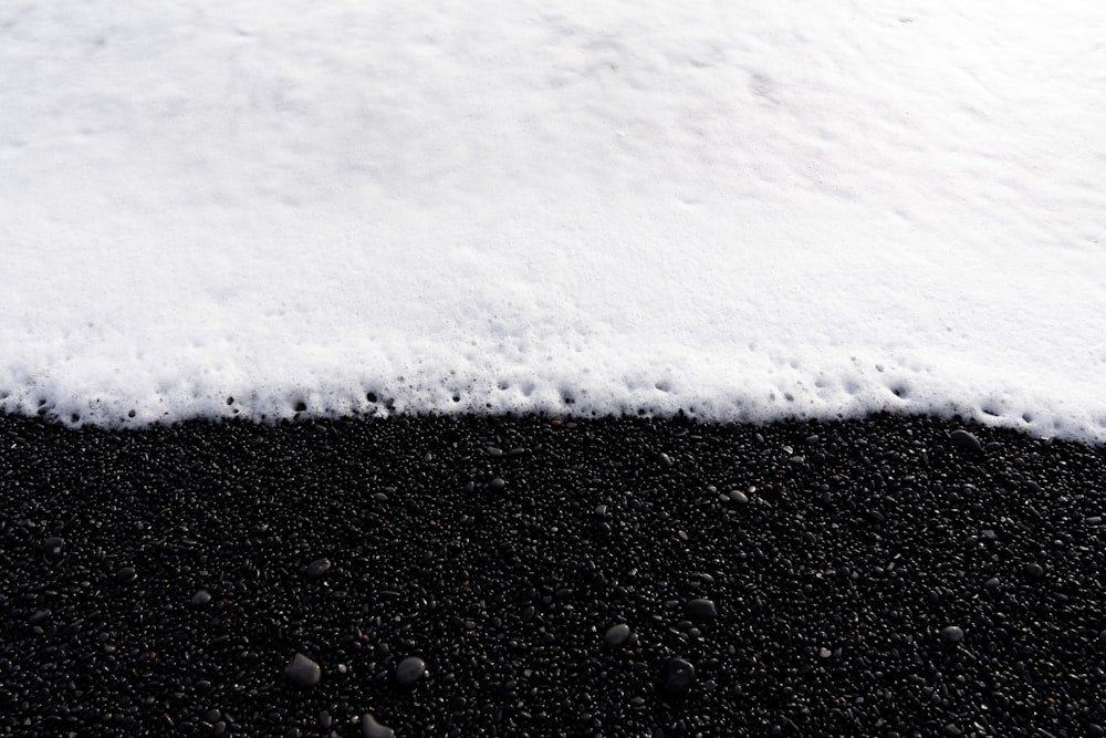 Una foto en blanco y negro de nieve en el suelo