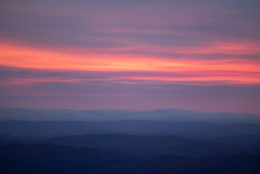 Una vista de una puesta de sol sobre una cadena montañosa