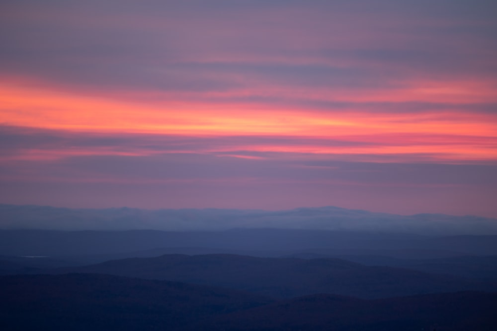 Blick auf einen Sonnenuntergang über einer Bergkette