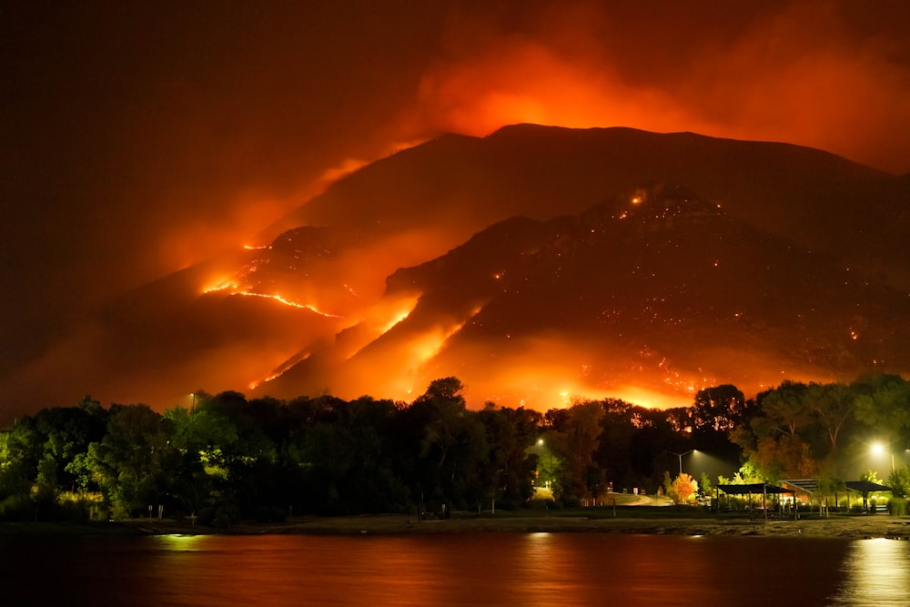 um grande incêndio está queimando nas montanhas