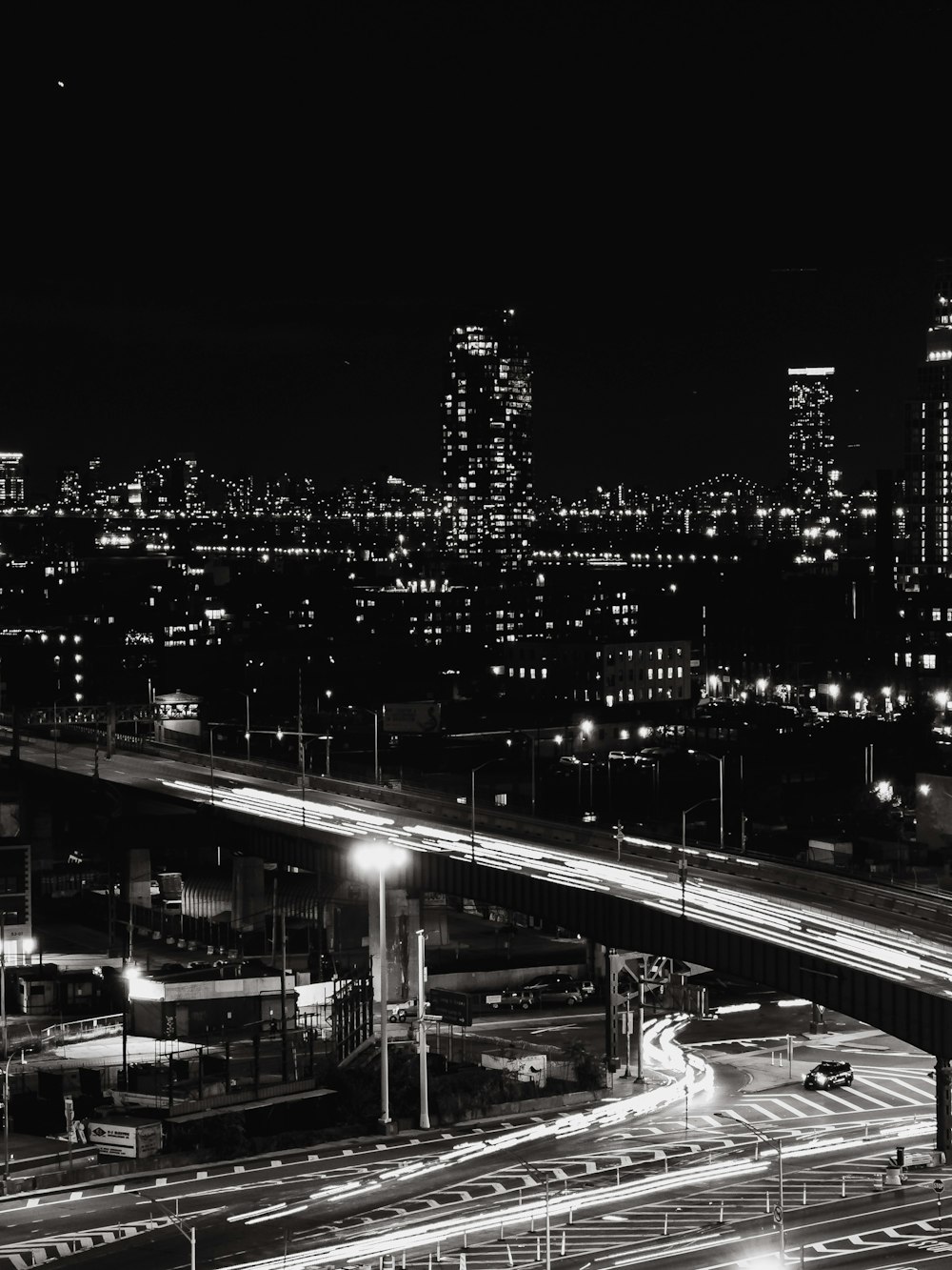 Una foto en blanco y negro de una ciudad por la noche
