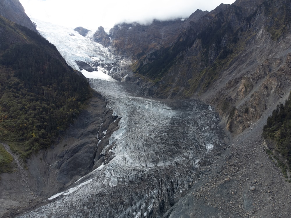 Blick auf einen Gletscher aus dem Flugzeug