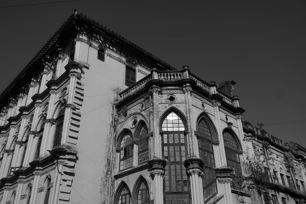 a black and white photo of an old building