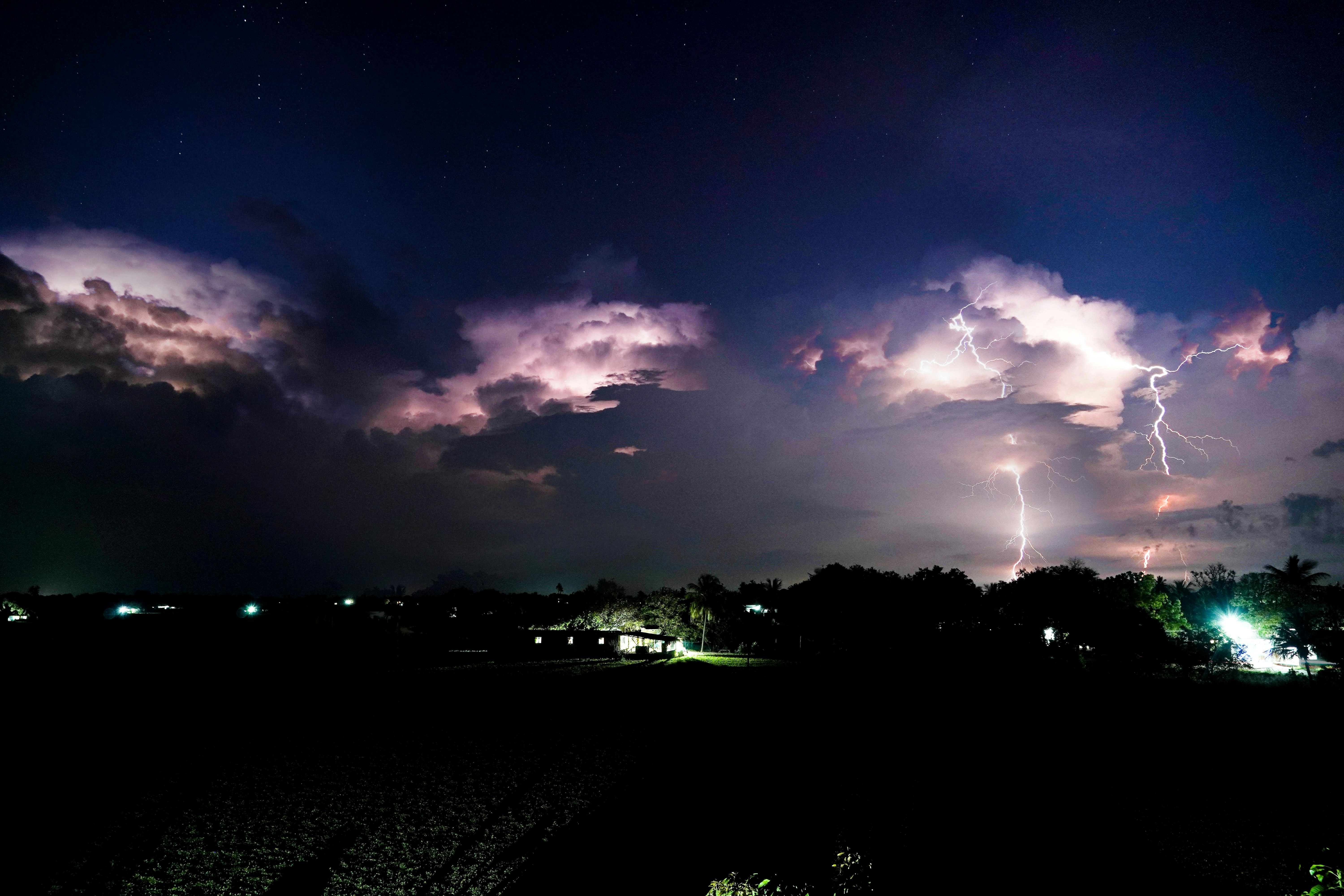 Una gran nube llena de muchos relámpagos