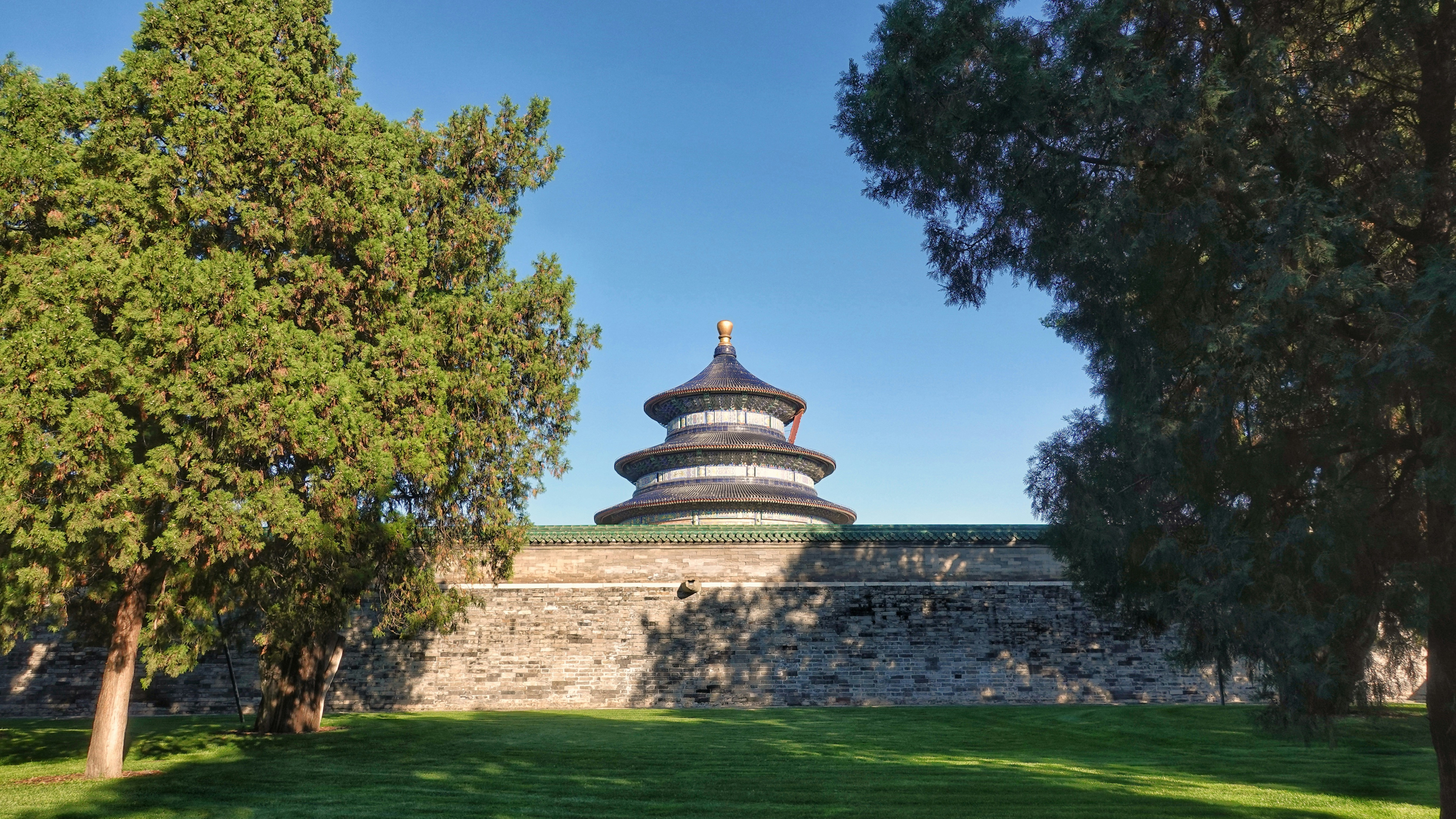 ein Gebäude mit einer Kuppel darauf, umgeben von Bäumen