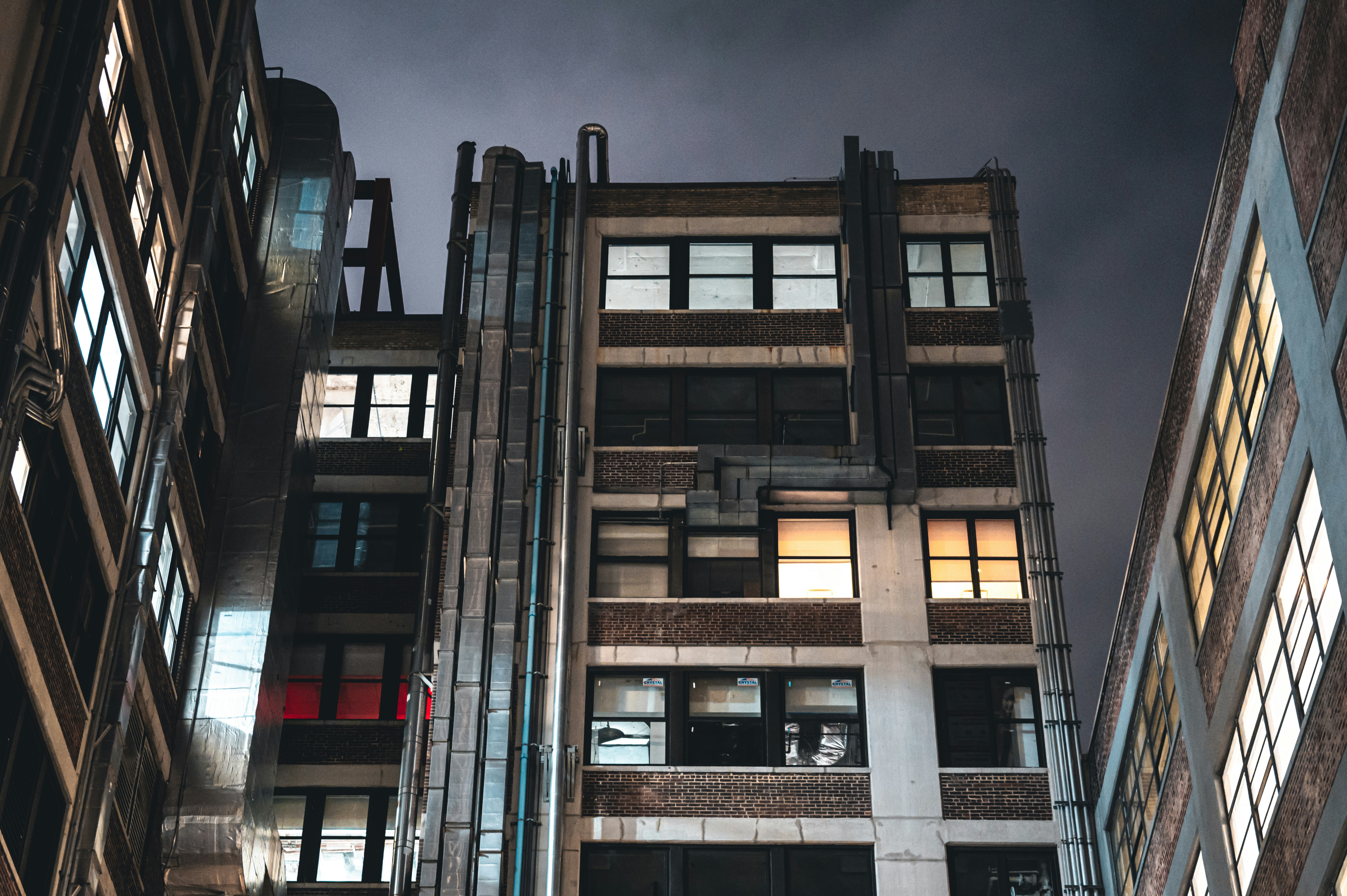 ein sehr hohes Gebäude mit vielen Fenstern