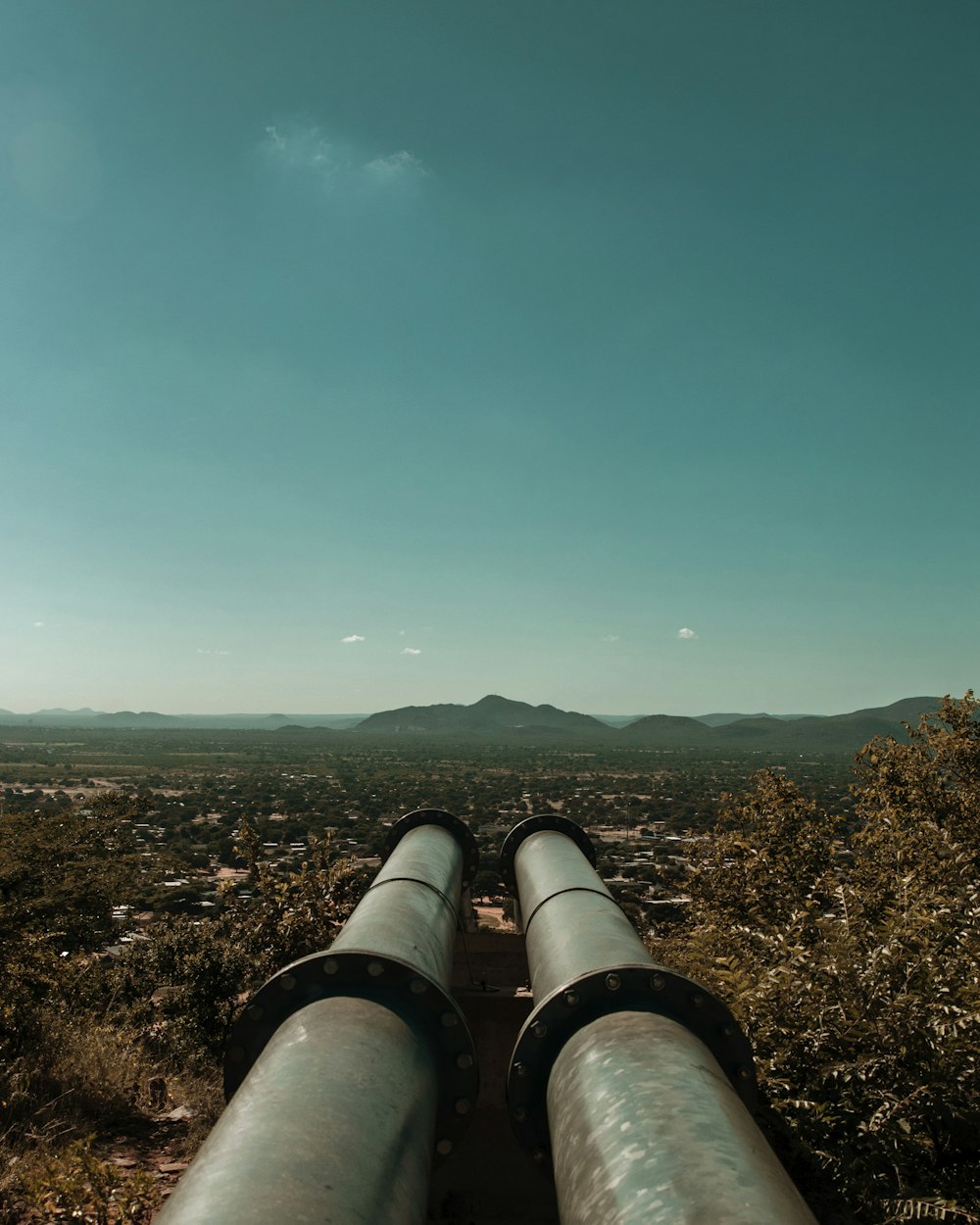 um grande tubo no meio de um campo