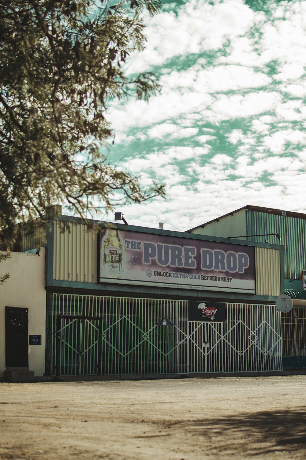 Un edificio con un cartello che dice la goccia del pub