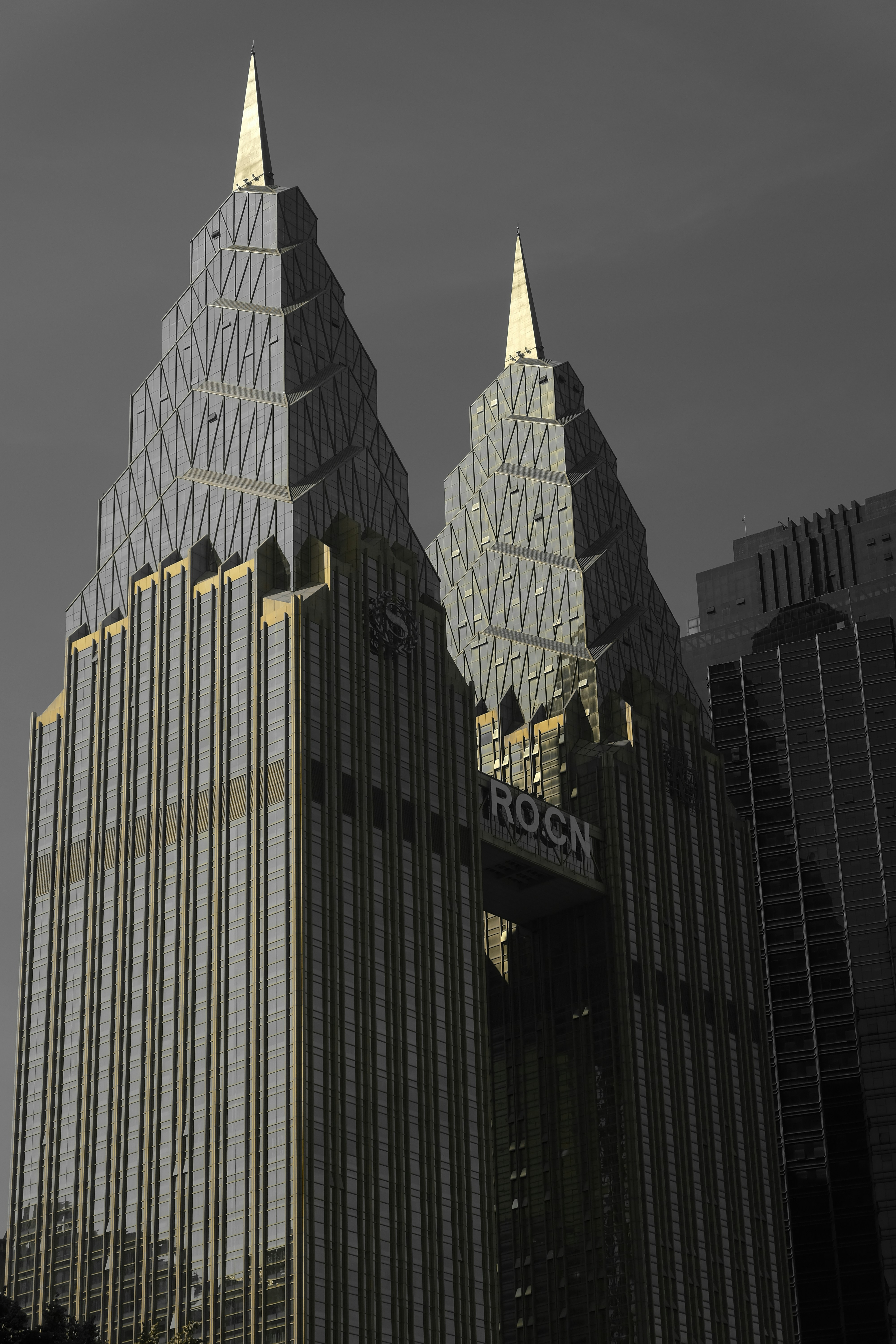 Un très grand bâtiment avec une horloge sur le côté
