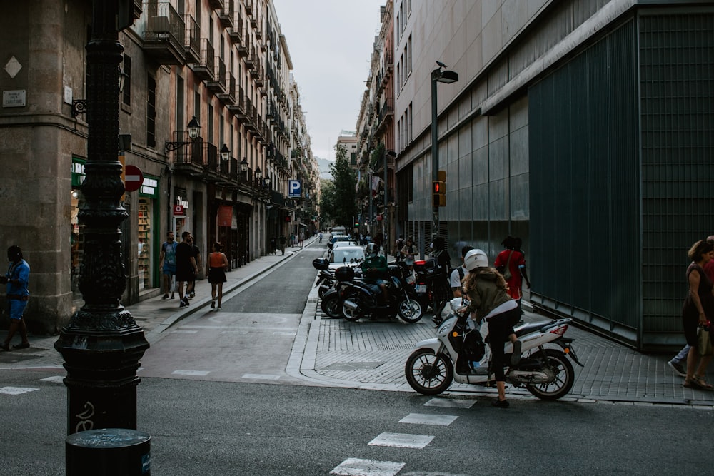 Eine Person, die ein Motorrad auf einer Stadtstraße fährt