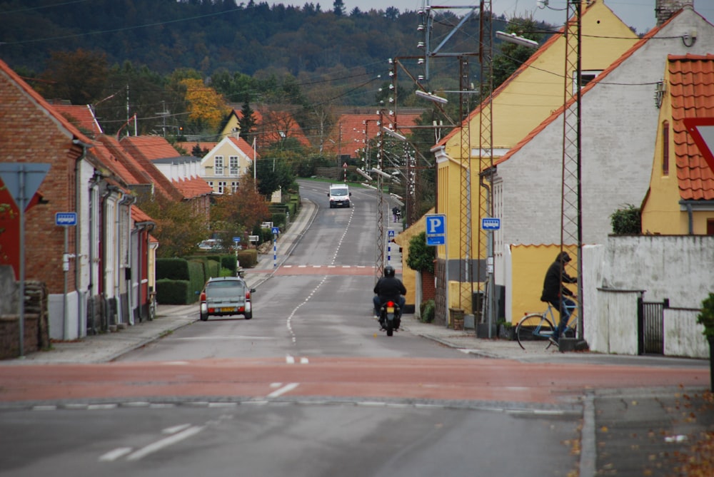 uma pessoa andando de moto por uma rua