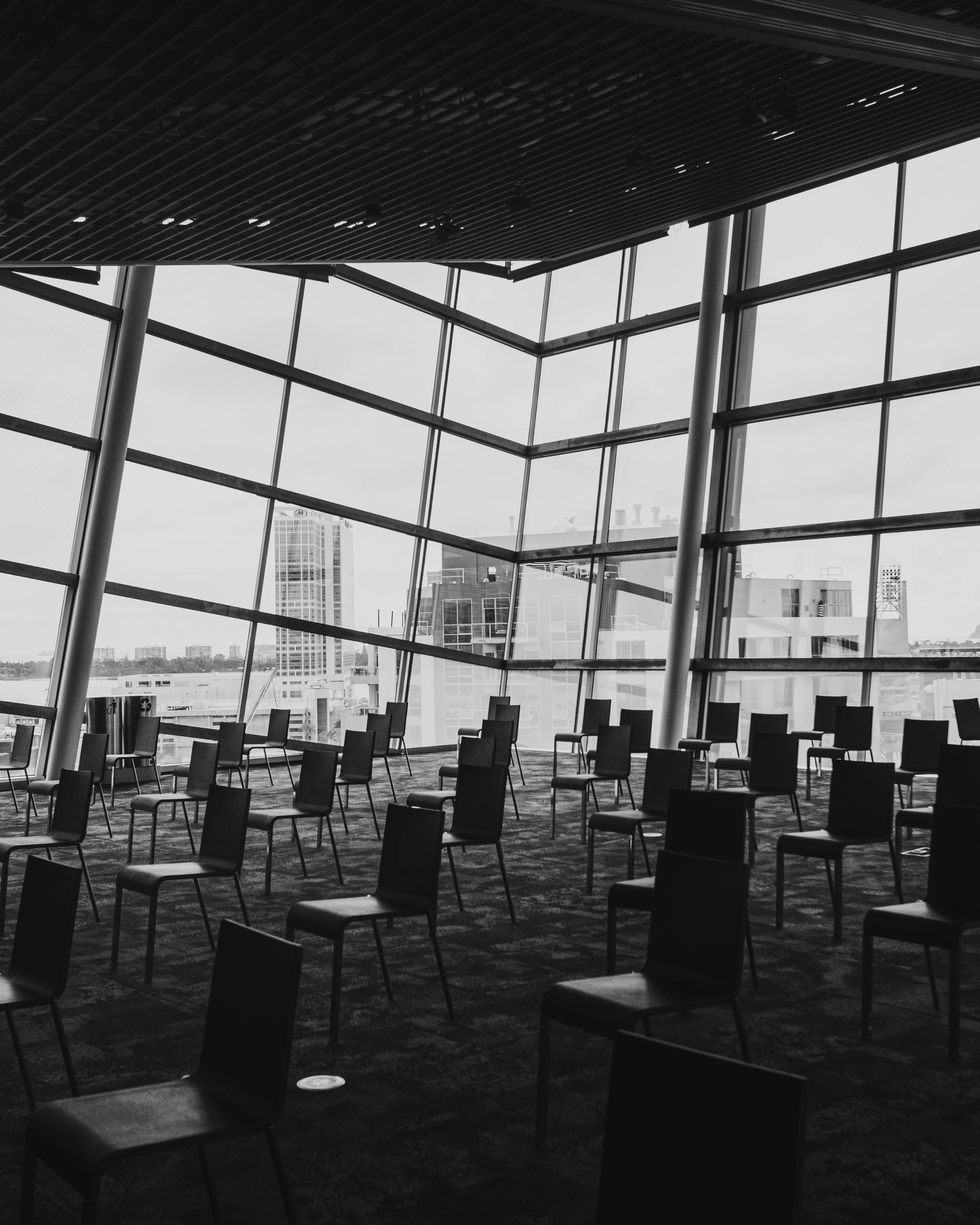 Una habitación llena de muchas sillas y ventanas