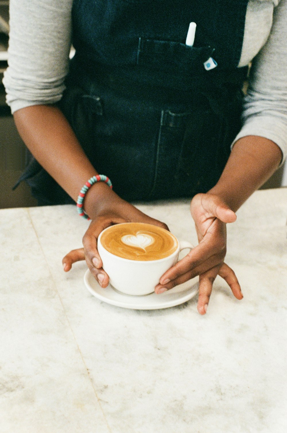 Eine Frau hält eine Tasse Kaffee in der Hand